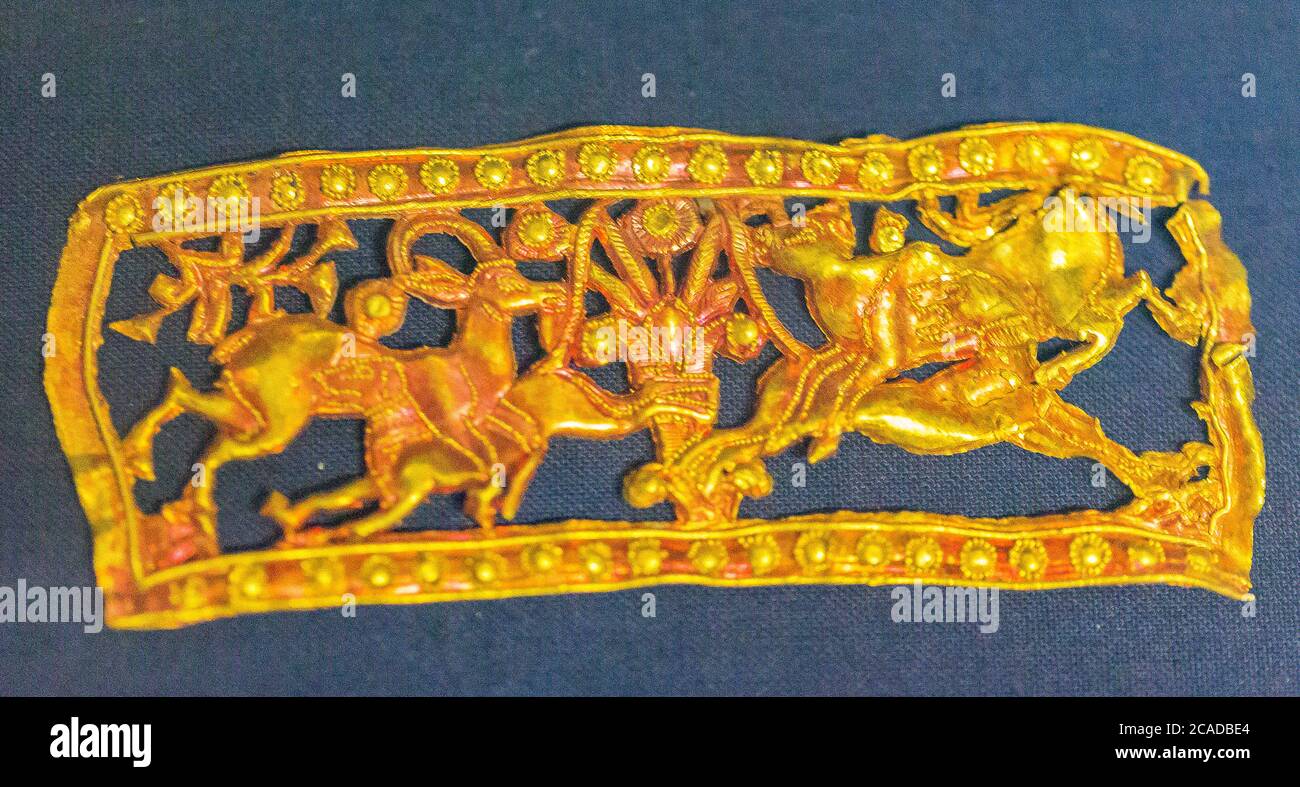 Ägypten, Kairo, Tutanchamon Schmuck, aus seinem Grab in Luxor : Schnalle in Rotgold, mit Jagdszenen. Stockfoto