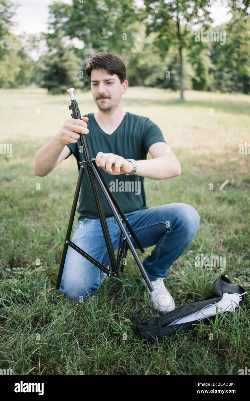 Mann, der sich vorbereitet, um im Wald zu fotografieren Stockfoto