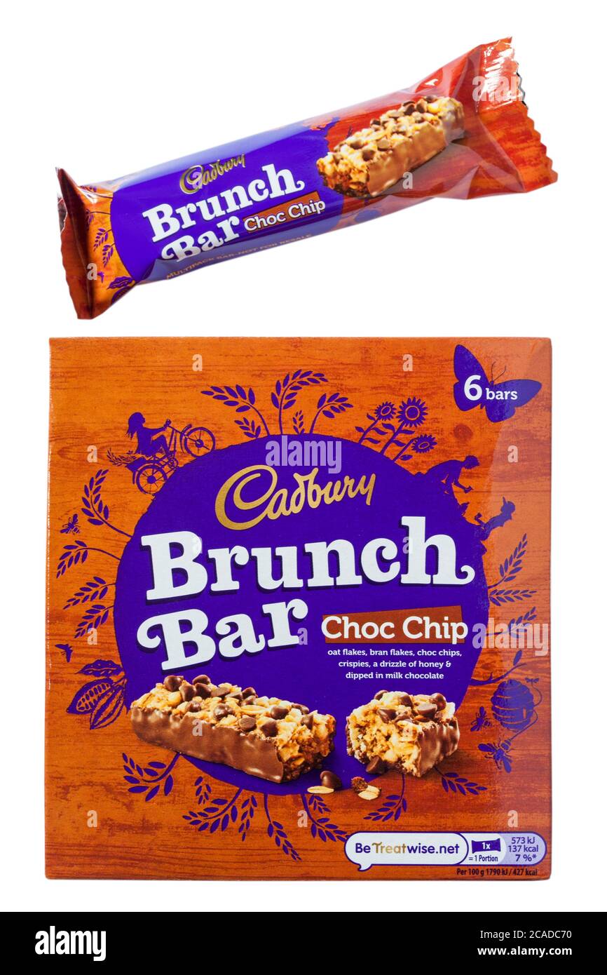 Box von Cadbury Brunch Bar Choc Chip mit einem Balken entfernt isoliert auf weißem Hintergrund Stockfoto