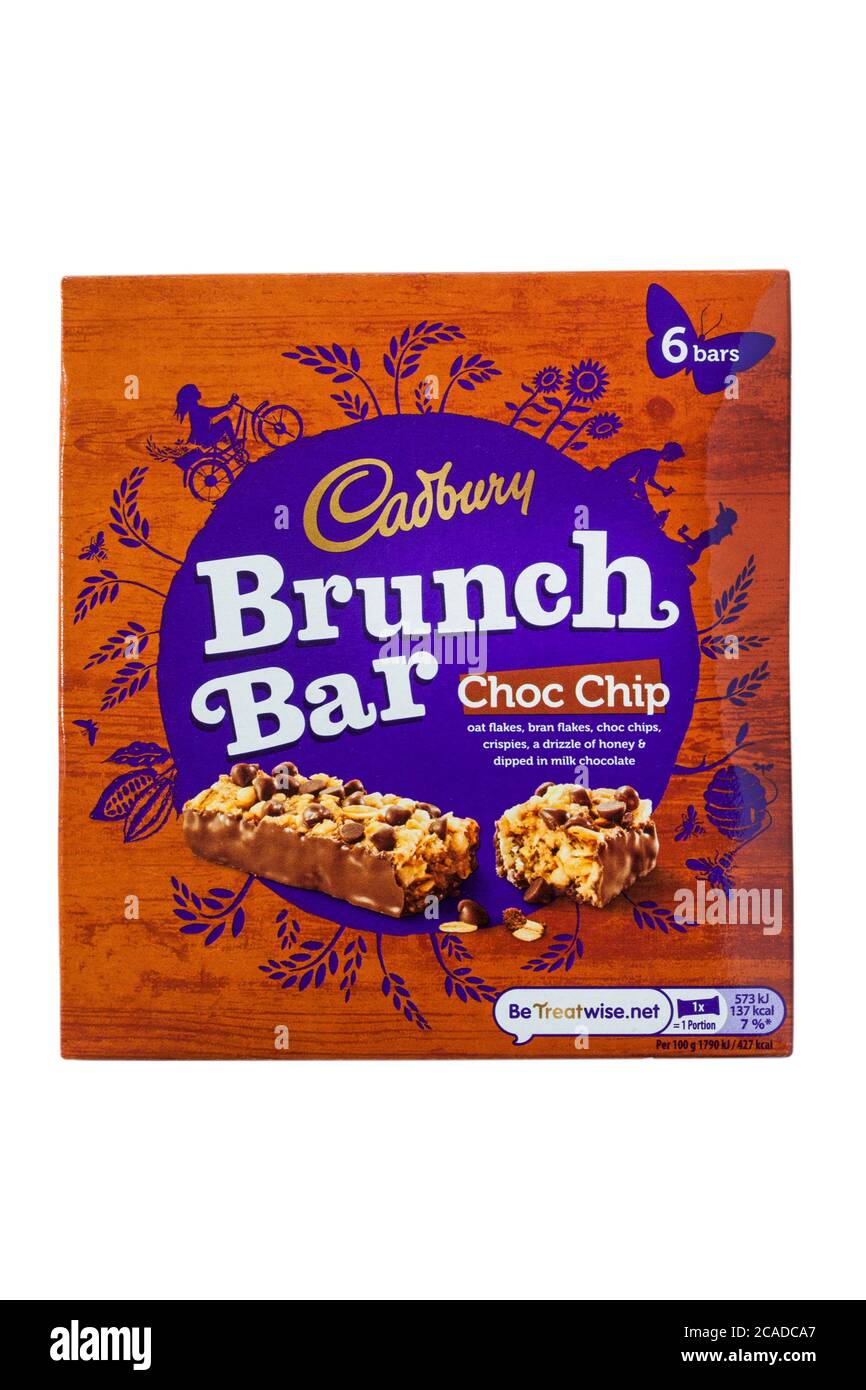 Box von Cadbury Brunch Bar Choc Chip isoliert auf weißem Hintergrund Stockfoto