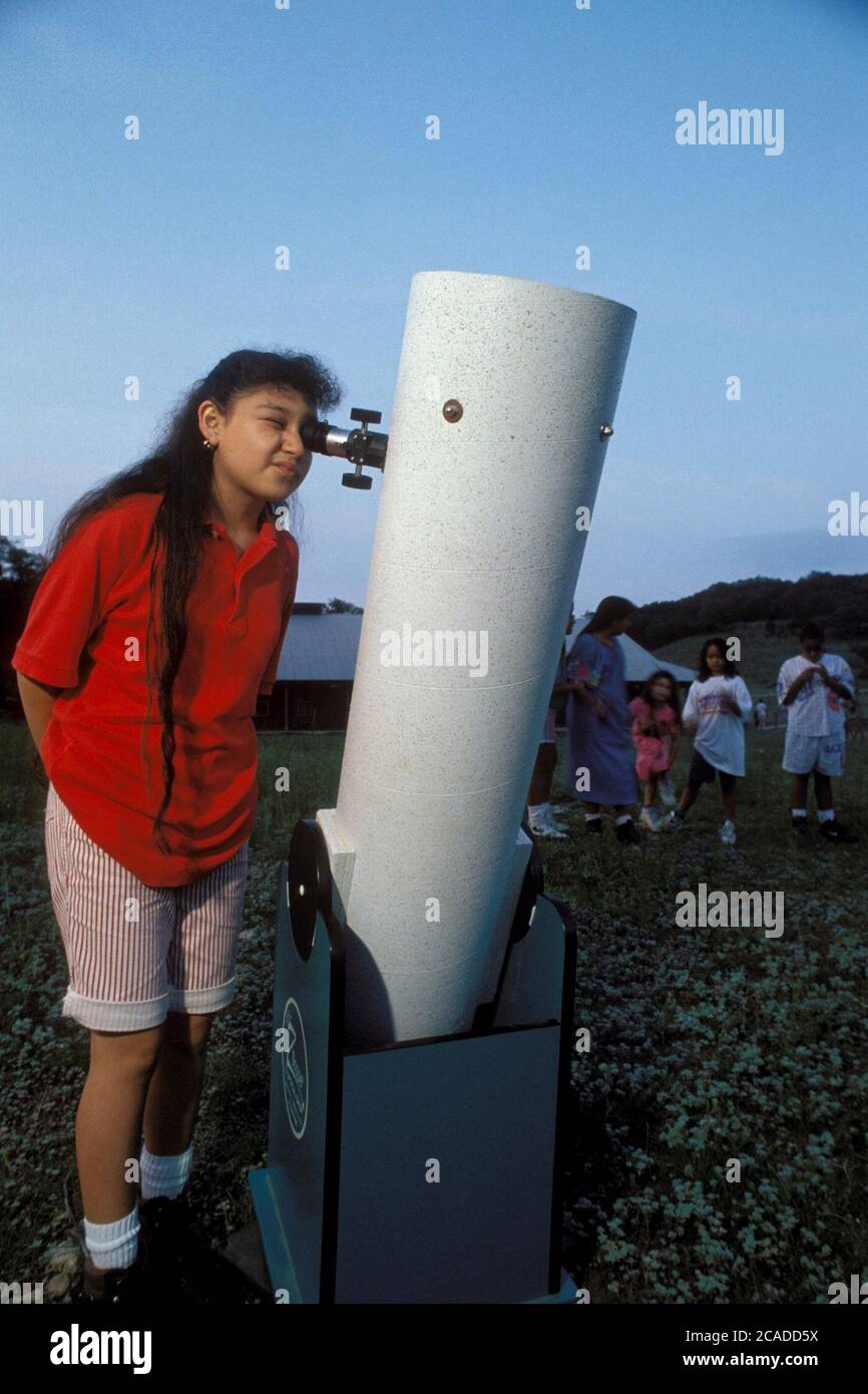 Hispanische 5. Klasse Mädchen durch Teleskop auf Mond zu studieren  Astronomie. ©Bob Daemmrich Stockfotografie - Alamy