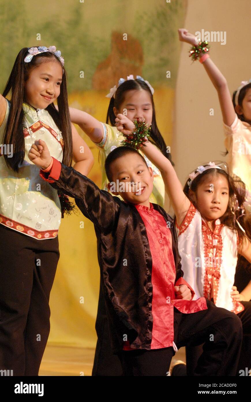 Austin, TX Februar 2006: Schüler der dritten Klasse führen „Spring Is Coming“ (Mua Xuan den) bei der vietnamesischen Neujahrsshow in der Walnut Creek Elementary School auf, um das Jahr des Hundes zu feiern. Die Schule dient einer aktiven vietnamesisch-amerikanischen Gemeinde in Nordaustin. ©Bob Daemmrich Stockfoto