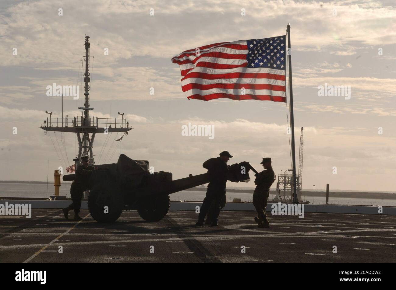 Port Aransas, Texas USA, 15. Januar 2006: Jungfernfahrt des amphibischen Transportschiffs USS San Antonio (LPD-17) nach ihrer Inbetriebnahme am Vortag. U.S. Marines an Bord heben eine Haubitze zum Transport auf das Deck. ©Bob Daemmrich Stockfoto
