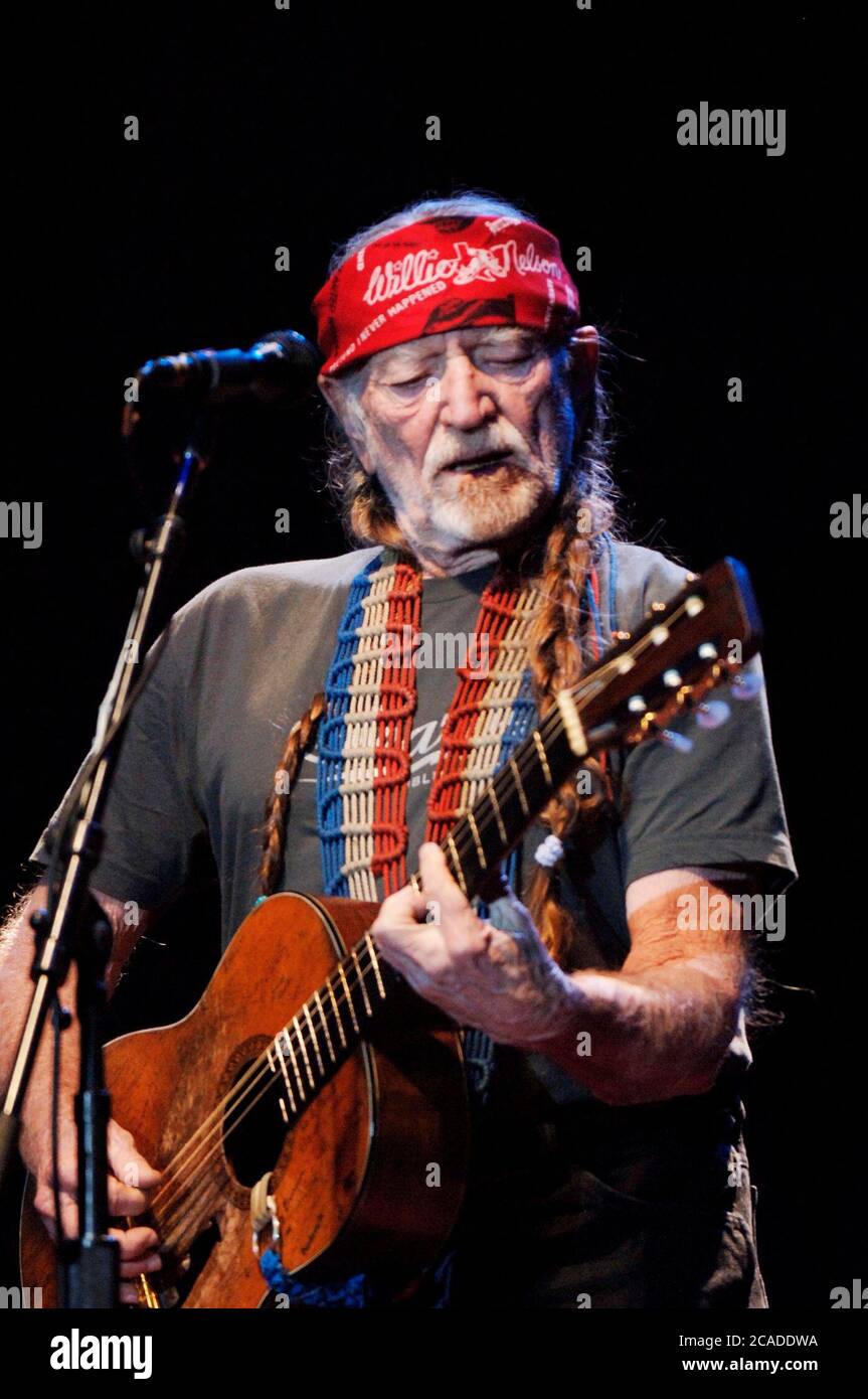 Alpine, Texas USA, 14. Februar 2006: Die US-amerikanische Musiklegende Willie Nelson tritt am Valentinstag an der Sul Ross State University auf, als Teil einer Benefiz für den neuen Sender Marfa Public Radio, der am Dienstag ausstrahlt. ©Bob Daemmrich Stockfoto
