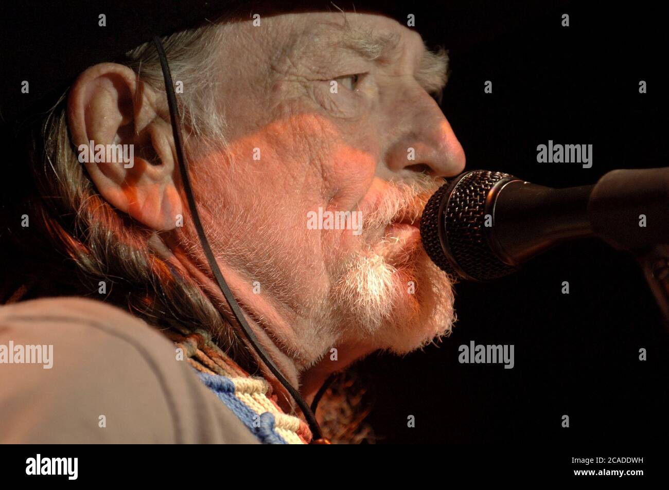 Alpine, Texas USA, 14. Februar 2006: Die US-amerikanische Musiklegende Willie Nelson tritt am Valentinstag an der Sul Ross State University auf, als Teil einer Benefiz für den neuen Sender Marfa Public Radio, der am Dienstag ausstrahlt. ©Bob Daemmrich Stockfoto
