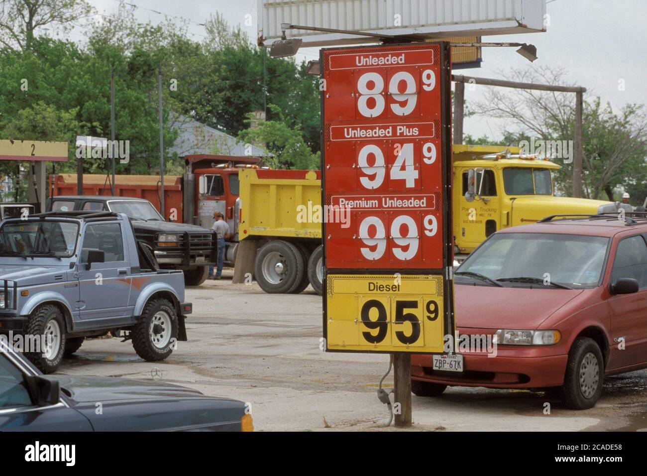 Schilder für niedrige Gaspreise im Jahr 1998 an der Tankstelle in Austin, Texas. ©Bob Daemmrich Stockfoto