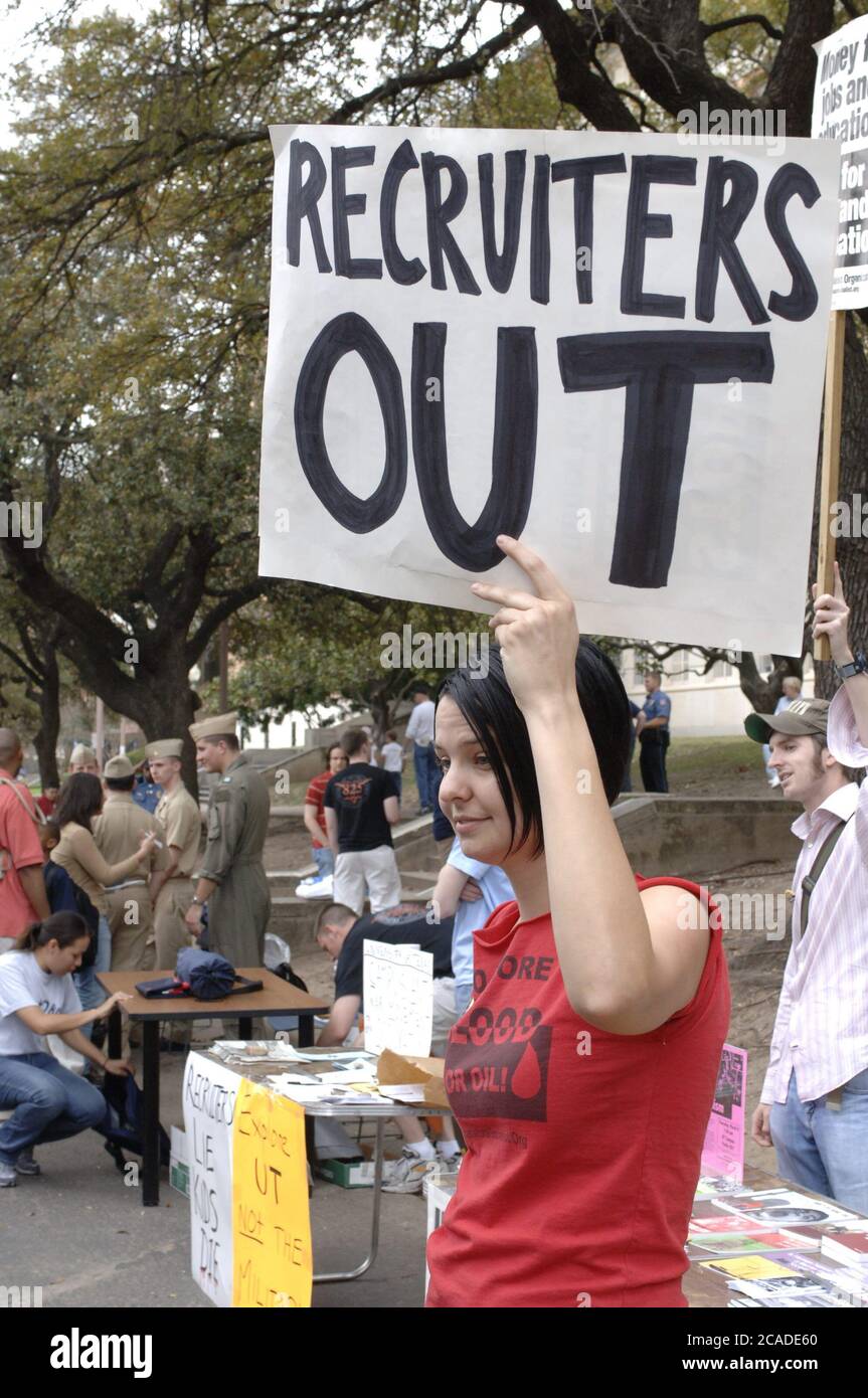 Austin, Texas USA, 4. März 2006: Studenten protestieren gegen die Anwesenheit von Rekrutierern bei einer Open-House-Veranstaltung der Streitkräfte an der University of Texas auf dem Campus von Austin. Bei der friedlichen Demonstration wurden keine Festnahmen gemeldet. ©Bob Daemmrich Stockfoto