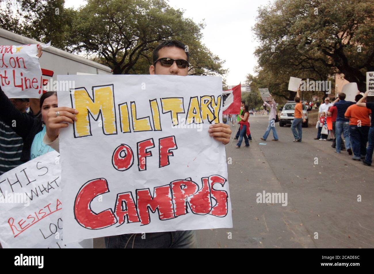 Austin, Texas USA, 4. März 2006: Studenten protestieren gegen die Anwesenheit von Rekrutierern bei einer Open-House-Veranstaltung der Streitkräfte an der University of Texas auf dem Campus von Austin. Bei der friedlichen Demonstration wurden keine Festnahmen gemeldet. ©Bob Daemmrich Stockfoto