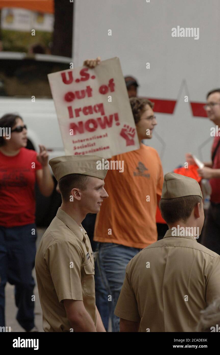 Austin, Texas USA, 4. März 2006: Studenten protestieren gegen die Anwesenheit von Rekrutierern bei einer Open-House-Veranstaltung der Streitkräfte an der University of Texas auf dem Campus von Austin. Bei der friedlichen Demonstration wurden keine Festnahmen gemeldet. ©Bob Daemmrich Stockfoto Austin, Texas USA, 4. März 2006: Studenten protestieren gegen die Anwesenheit von Rekrutierern bei einer Open-House-Veranstaltung der Streitkräfte an der University of Texas auf dem Campus von Austin. Bei der friedlichen Demonstration wurden keine Festnahmen gemeldet. ©Bob Daemmrich Stockfoto