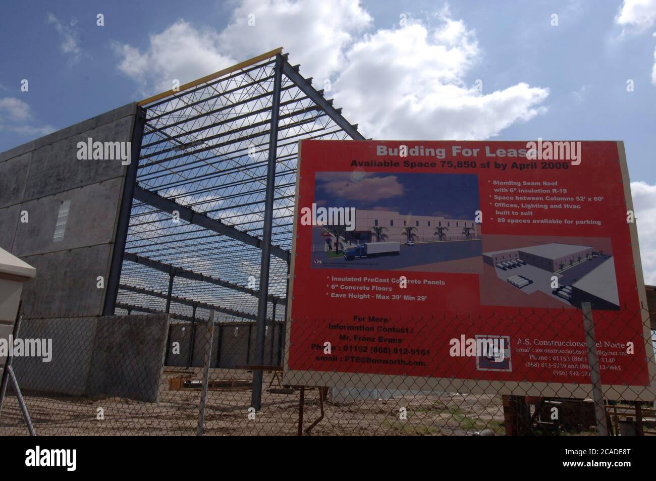 Matamoros, Mexiko, April 2006: Schild für Mietverträge vor einer im Bau befindlichen Maquiladora-Fabrik in einem Industriepark über der Grenze zu den Vereinigten Staaten von Brownsville, Texas. ©Bob Daemmrich Stockfoto