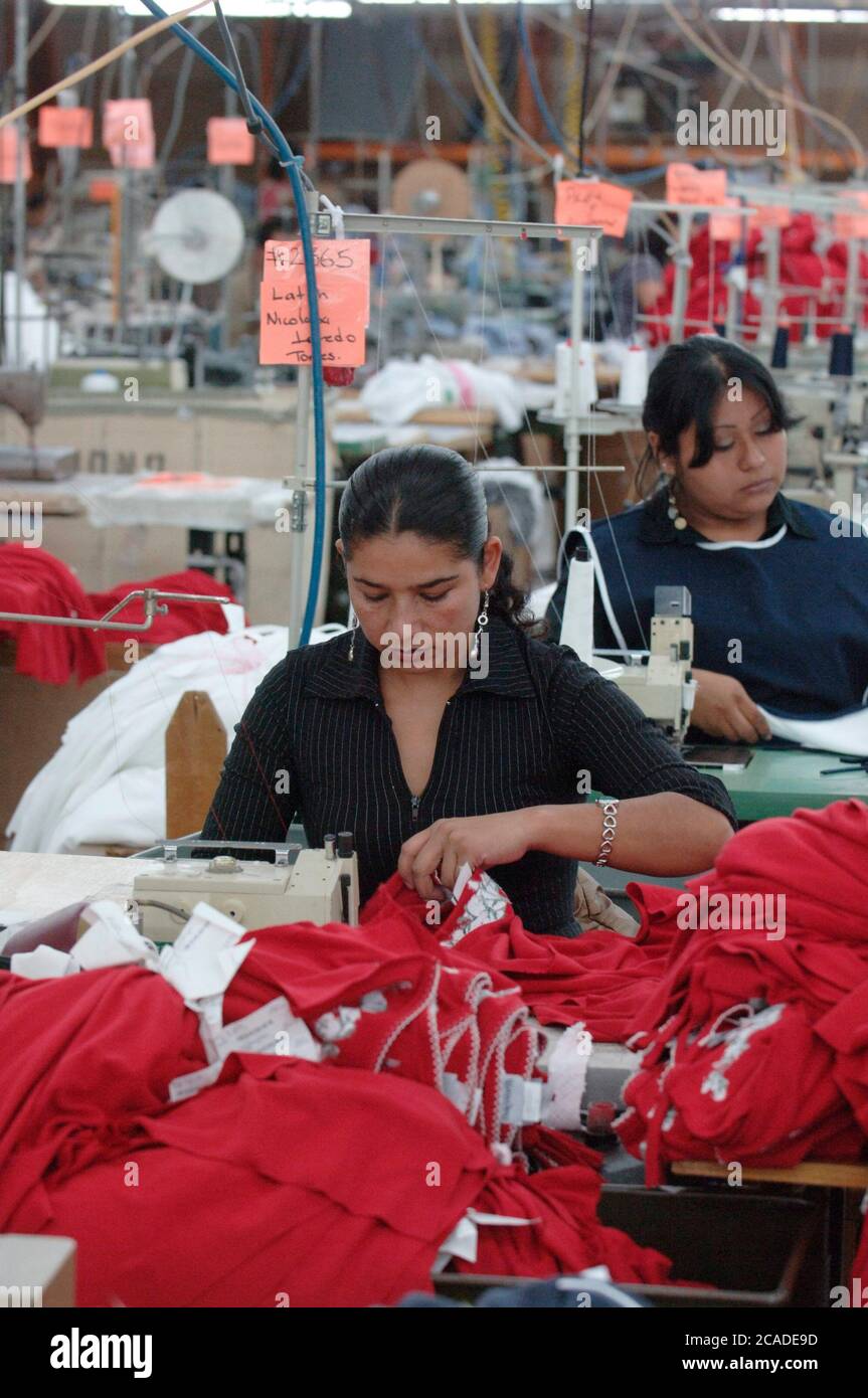 Matamoros, Mexiko April 2006: Der Bekleidungshersteller BonWorth Factory Complex liegt gegenüber der Grenze zu den Vereinigten Staaten von Brownsville, Texas, und beschäftigt 650 Mitarbeiter, die täglich etwa 10.000 Kleidungsstücke produzieren, um seine über 200 US-Läden in 31 staaten zu beliefern. ©Bob Daemmrich Stockfoto