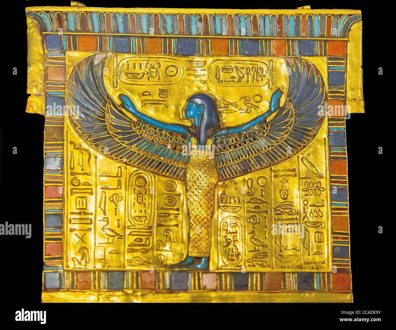 Ägypten, Kairo, Ägyptisches Museum, Tutanchamon Schmuck, aus seinem Grab in Luxor : EIN Brustbein in Form eines Pylons, zeigt die geflügelte Göttin Nuss. Stockfoto