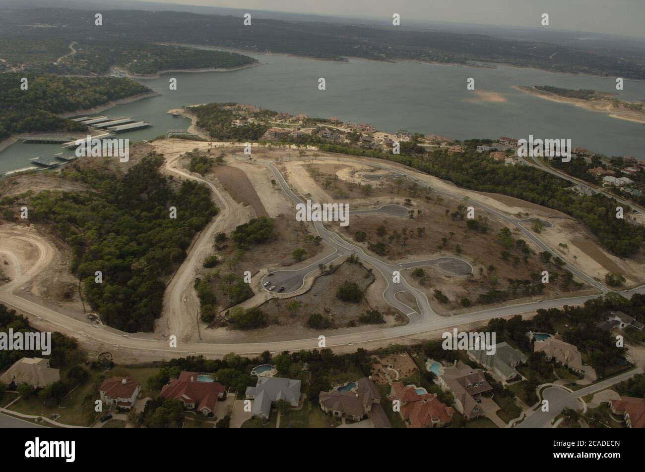 Travis County Texas, USA, April 2006: Standortvorbereitung für eine neue Unterteilung von Luxuswohnungen am Ufer des Lake Travis etwa 20 Meilen westlich von Austin. ©Bob Daemmrich Stockfoto