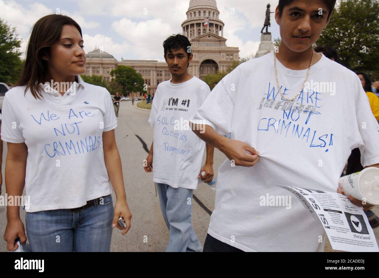 Austin, Texas USA, 30. März 2006: High School Students mexikanischer Abstammung treffen sich im Texas Capitol, um gegen mögliche Änderungen der US-Einwanderungsgesetze zu protestieren, die es erschweren würden, in den Vereinigten Staaten zu bleiben. Die Debatte hat landesweit zu großen Kundgebungen von mexikanischen Einwanderern, Mexikanern und ihren Anhängern geführt. ©Bob Daemmrich Stockfoto