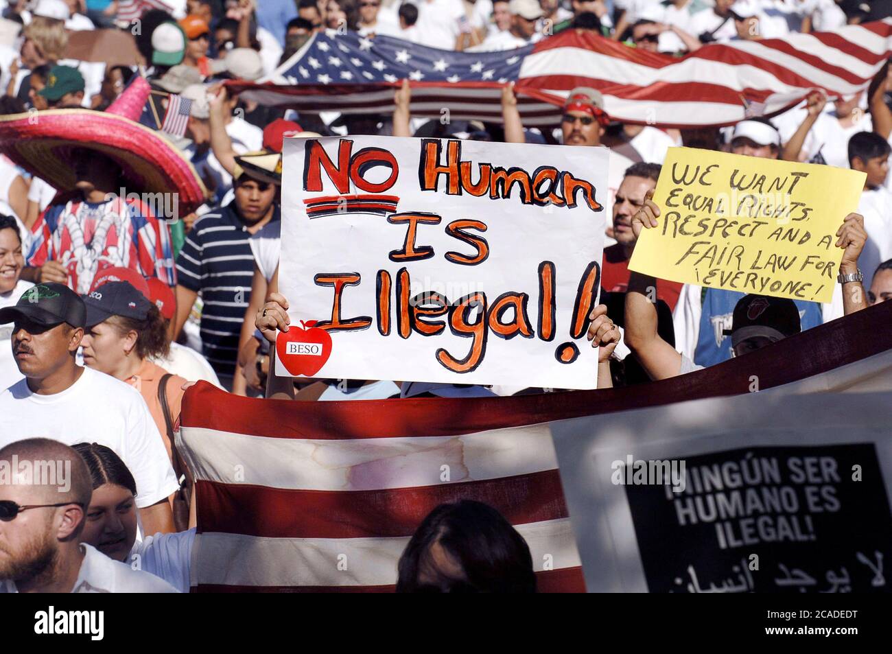 Austin, Texas USA, 10. April 2006: Etwa 20.000 Demonstranten marschieren durch die Innenstadt von Austin, während Anhänger der Einwanderungsrechte an einem nationalen Aktionstag Massenproteste im ganzen Land veranstalteten. ©Bob Daemmrich Stockfoto