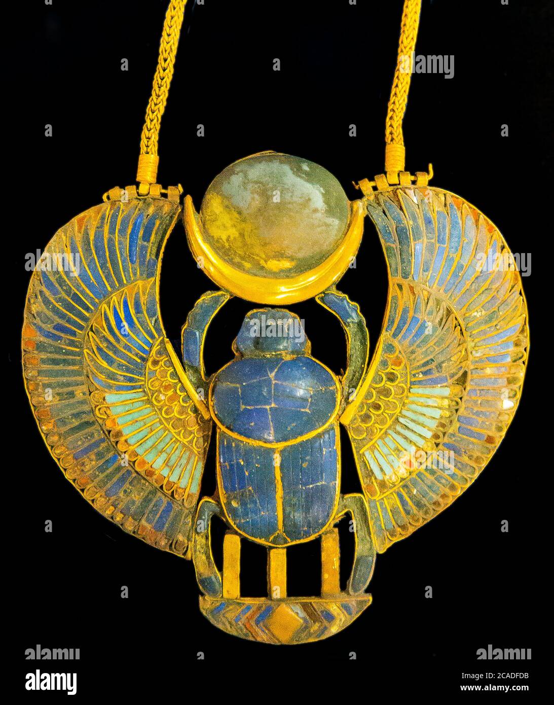 Ägypten, Kairo, Tutanchamon-Schmuck, aus seinem Grab in Luxor : Ein Bruststück in Form eines geflügelten Scarab. Stockfoto