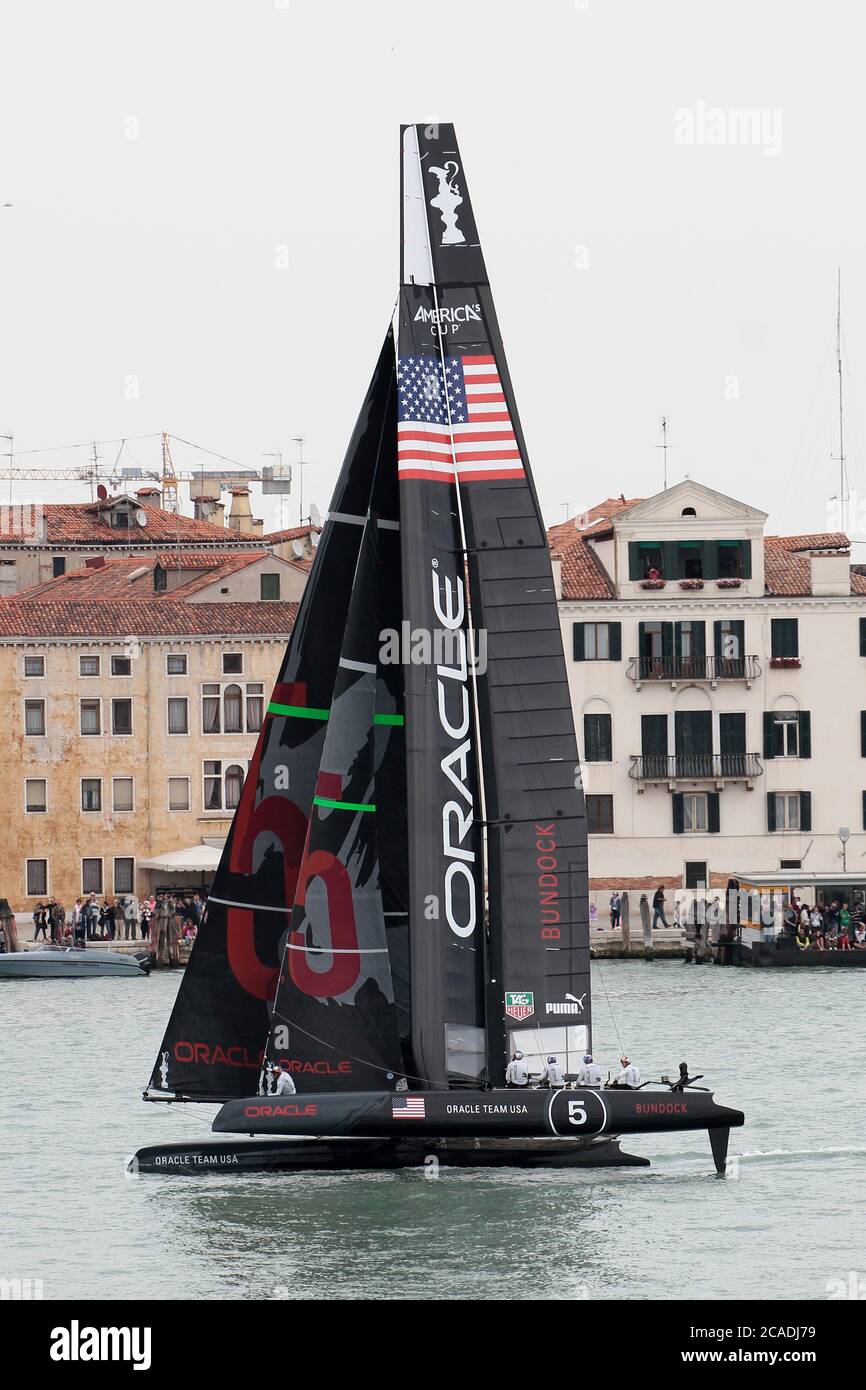 VENEDIG, ITALIEN - MAI 20: Ein AC45 Katamaran am letzten Tag der Venice 2012 - America's Cup World Series am 20. Mai 2012 in Venedig, Italien Stockfoto