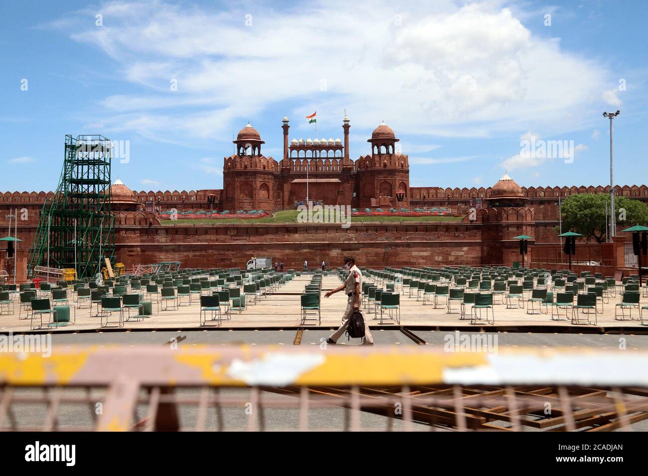Delhi, Indien. August 2020. Ein Sicherheitsmann geht am Roten Fort vorbei, während die Vorbereitungen auf vollen Gange sind, bevor die kommenden Unabhängigkeitstag-Feiern stattfinden.Indiens Premierminister Narender Modi wird sich vom Wall des Roten Forts an die Nation wenden, während Indien den Unabhängigkeitstag am 15. August 2020 feiert. Kredit: SOPA Images Limited/Alamy Live Nachrichten Stockfoto