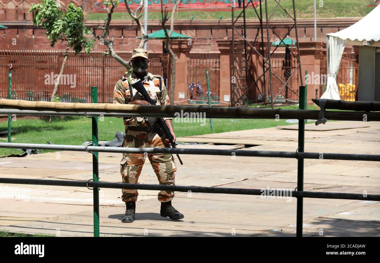 Delhi, Indien. August 2020. Ein Sicherheitsmann steht auf Wache am Roten Fort, während die Vorbereitungen auf vollen Gange sind, bevor die kommenden Unabhängigkeitstag-Feiern stattfinden.Indiens Premierminister Narender Modi wird sich vom Wall des Roten Forts an die Nation wenden, während Indien den Unabhängigkeitstag am 15. August 2020 feiert. Kredit: SOPA Images Limited/Alamy Live Nachrichten Stockfoto