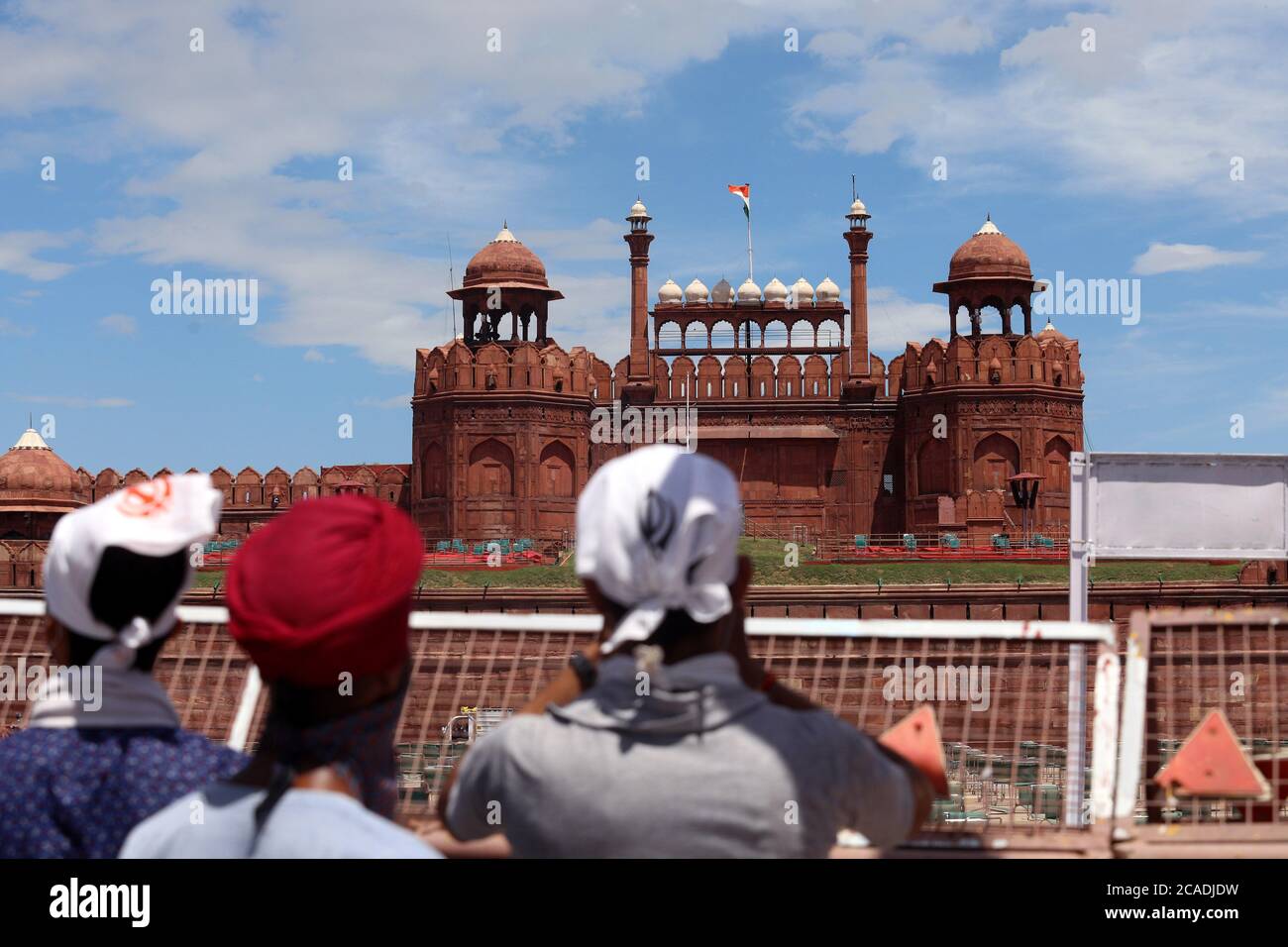 Delhi, Indien. August 2020. Die Besucher schauen auf das Rote Fort, während die Vorbereitungen auf vollen Gange sind, bevor die bevorstehenden Unabhängigkeitstag-Feierlichkeiten stattfinden.Indiens Premierminister Narender Modi wird sich vom Wall des Roten Forts an die Nation wenden, während Indien den Unabhängigkeitstag am 15. August 2020 feiert. Kredit: SOPA Images Limited/Alamy Live Nachrichten Stockfoto