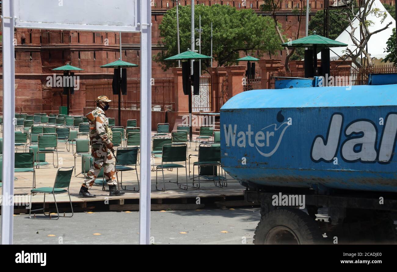 Delhi, Indien. August 2020. Ein Sicherheitsmann wird am Roten Fort gesehen, während die Vorbereitungen auf vollen Gange sind, bevor die bevorstehenden Unabhängigkeitstag-Feiern stattfinden.Indiens Premierminister Narender Modi wird sich vom Wall des Roten Forts an die Nation wenden, während Indien den Unabhängigkeitstag am 15. August 2020 feiert. Kredit: SOPA Images Limited/Alamy Live Nachrichten Stockfoto