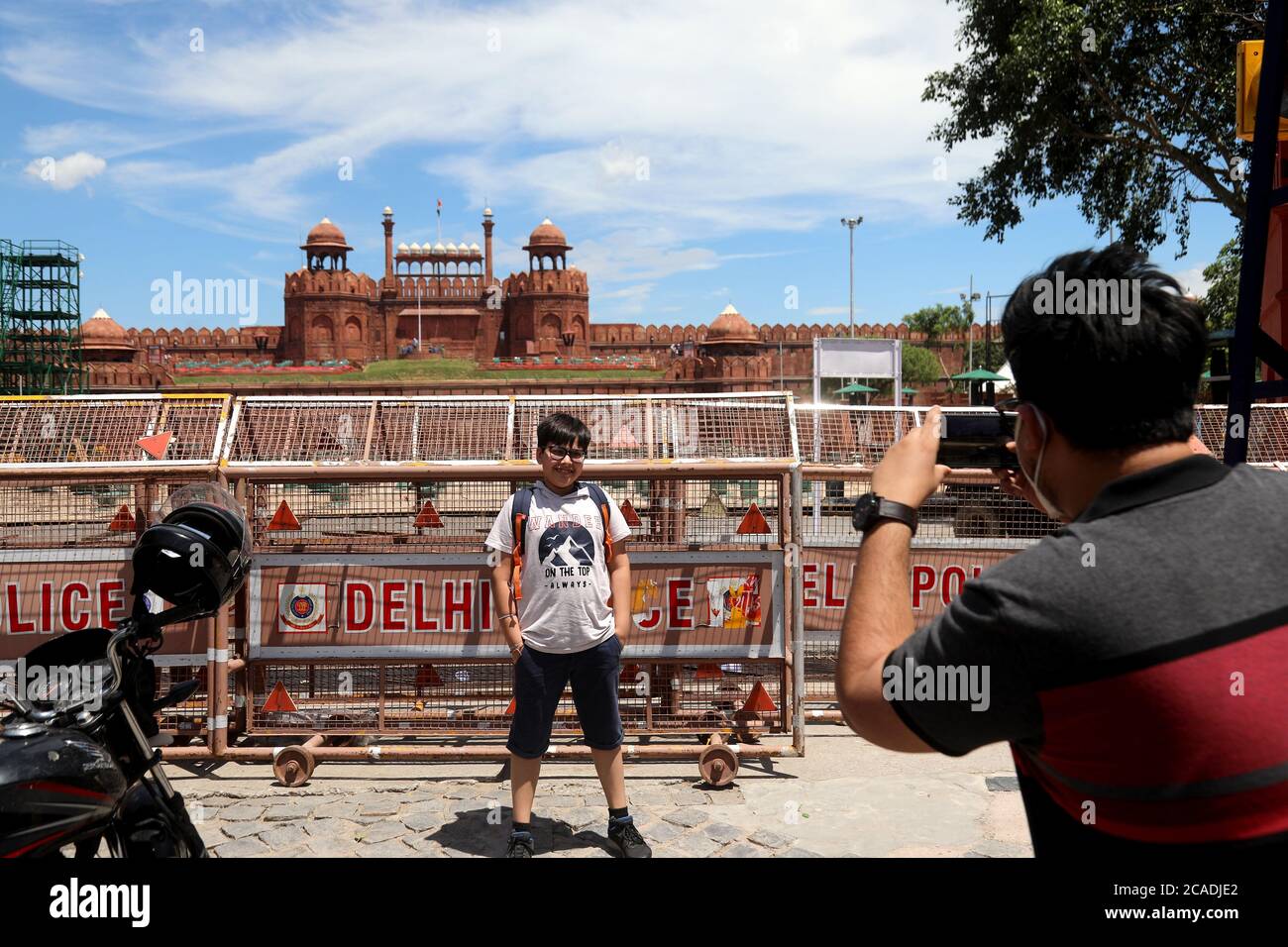 Delhi, Indien. August 2020. Ein Besucher fotografiert am Roten Fort, da die Vorbereitungen auf Hochtouren laufen, bevor die Feierlichkeiten zum Unabhängigkeitstag stattfinden.Indiens Premierminister Narender Modi wird sich vom Wall des Roten Forts an die Nation wenden, da Indien am 15. August 2020 den Unabhängigkeitstag feiert. Kredit: SOPA Images Limited/Alamy Live Nachrichten Stockfoto