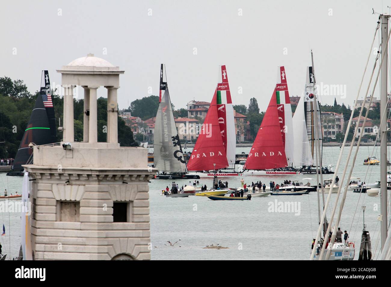 VENEDIG, ITALIEN - MAI 20: Ein AC45 Katamaran am letzten Tag der Venice 2012 - America's Cup World Series am 20. Mai 2012 in Venedig, Italien Stockfoto