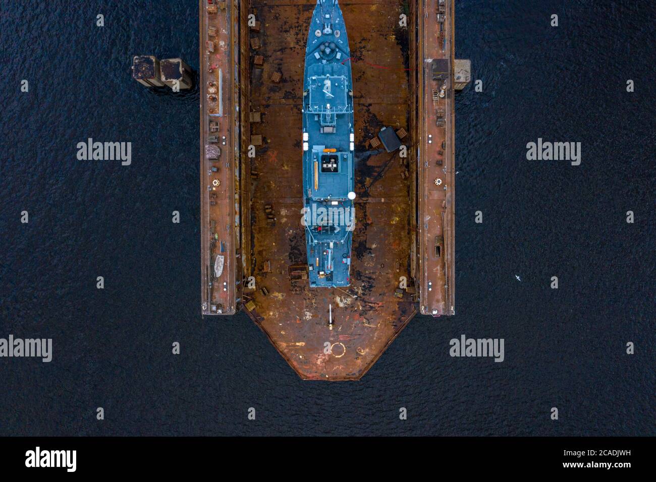 Luftladen eines Schiffes auf einem schwimmenden Trockendock in einem Hafen in Riga, Lettland Stockfoto