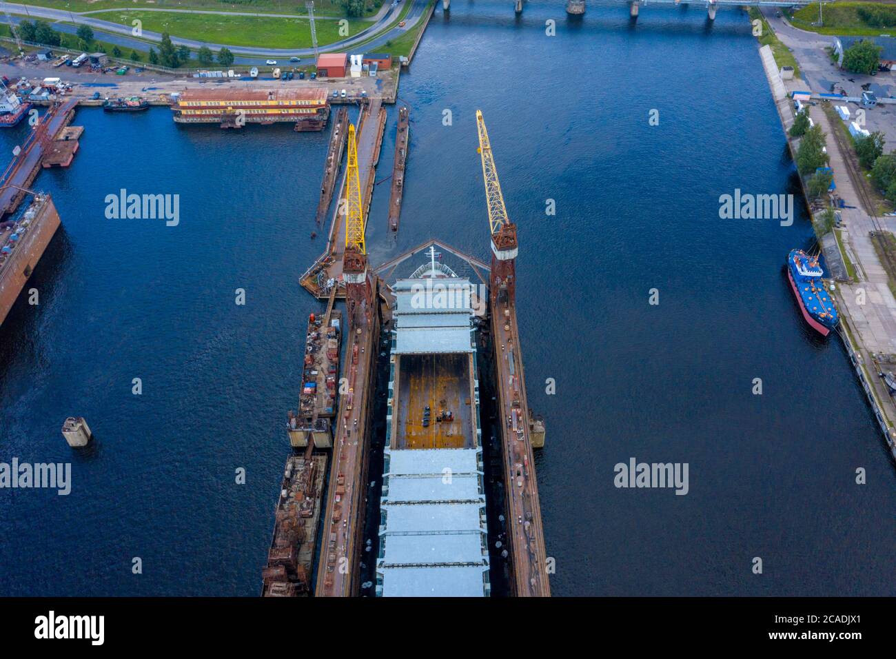 Luftaufnahme eines Hafens mit schwimmendem Trockendock und Transportschiffen in Riga, Lettland Stockfoto