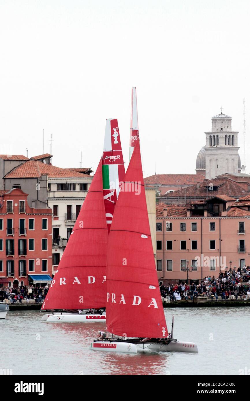 VENEDIG, ITALIEN - MAI 20: Ein AC45 Katamaran am letzten Tag der Venice 2012 - America's Cup World Series am 20. Mai 2012 in Venedig, Italien Stockfoto