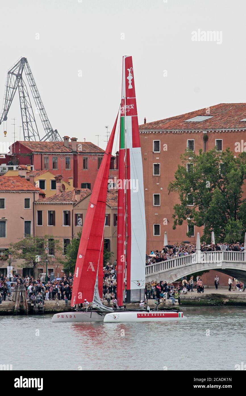 VENEDIG, ITALIEN - MAI 20: Ein AC45 Katamaran am letzten Tag der Venice 2012 - America's Cup World Series am 20. Mai 2012 in Venedig, Italien Stockfoto