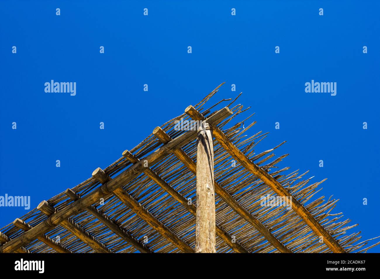 Low-Angle-Ansicht, ein Holz Cabana Dach gegen einen blauen Himmel Stockfoto