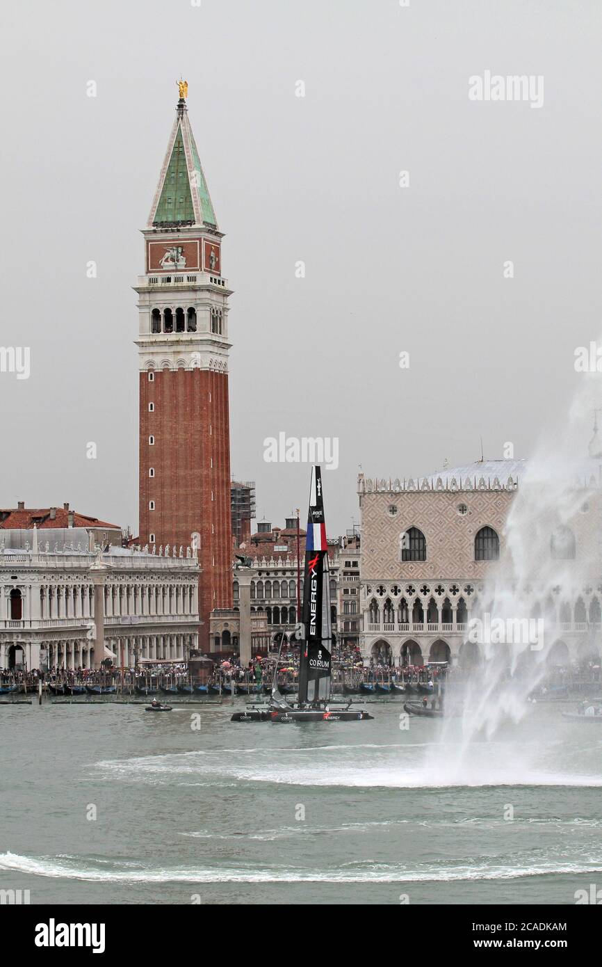 VENEDIG, ITALIEN - MAI 20: Ein AC45 Katamaran am letzten Tag der Venice 2012 - America's Cup World Series am 20. Mai 2012 in Venedig, Italien Stockfoto