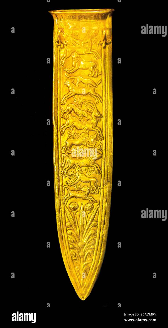 Ägypten, Kairo, Ägyptisches Museum, Tutanchamon Schmuck, aus seinem Grab in Luxor : Goldscheide eines Dolches, mit Jagdszenen. Stockfoto