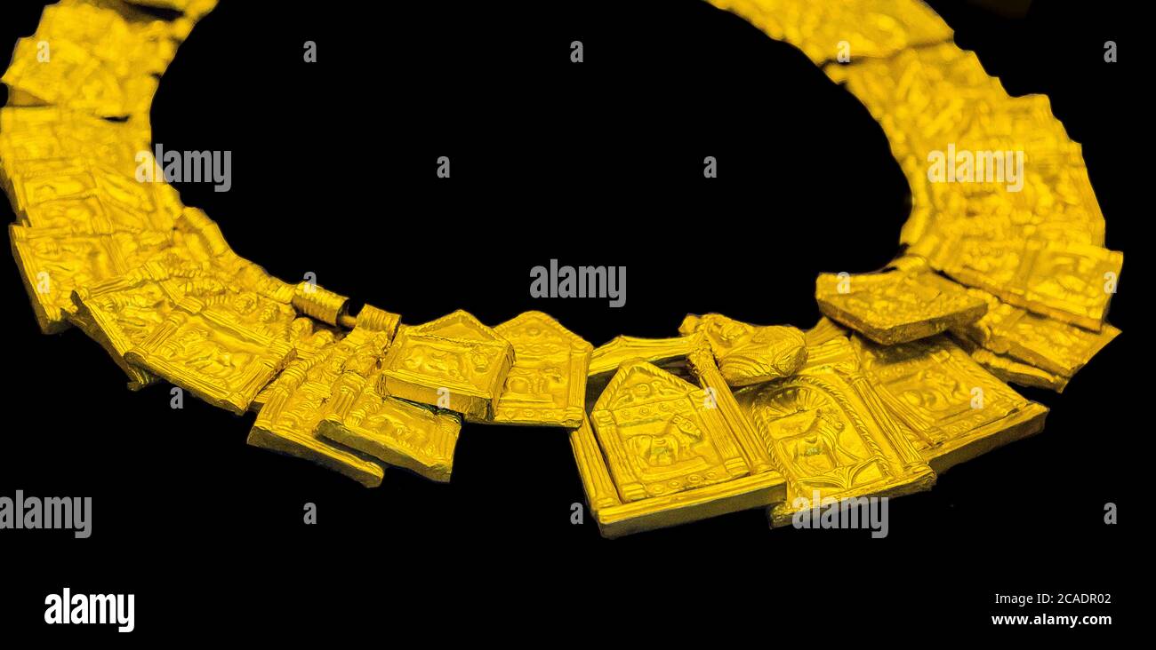 Ägypten, Kairo, Ägyptisches Museum, römisches Halsband zum Schatz von Dush, in einem Cache in Dush Tempel gefunden. Hergestellt mit goldenen Amulette. Stockfoto