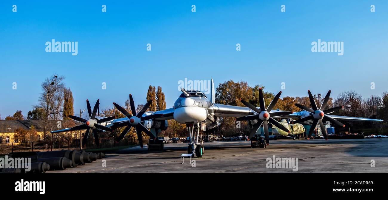 POLTAVA, UKRAINE - 19. OKTOBER 2019: Tupolev TU-95, NATO Bear, Russian Aerospace Forces vier-Motor-Turboprop angetrieben strategischen Bomber Raketenplatte Stockfoto