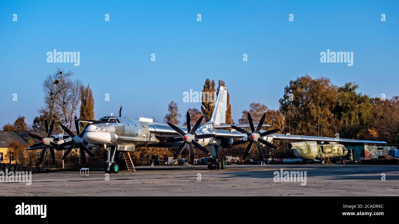 POLTAVA, UKRAINE - 19. OKTOBER 2019: Tupolev TU-95 Bear Russian Bomber, viermotorige Turboprop-angetriebene strategische Bomberrakete Plattform. Poltava Natio Stockfoto