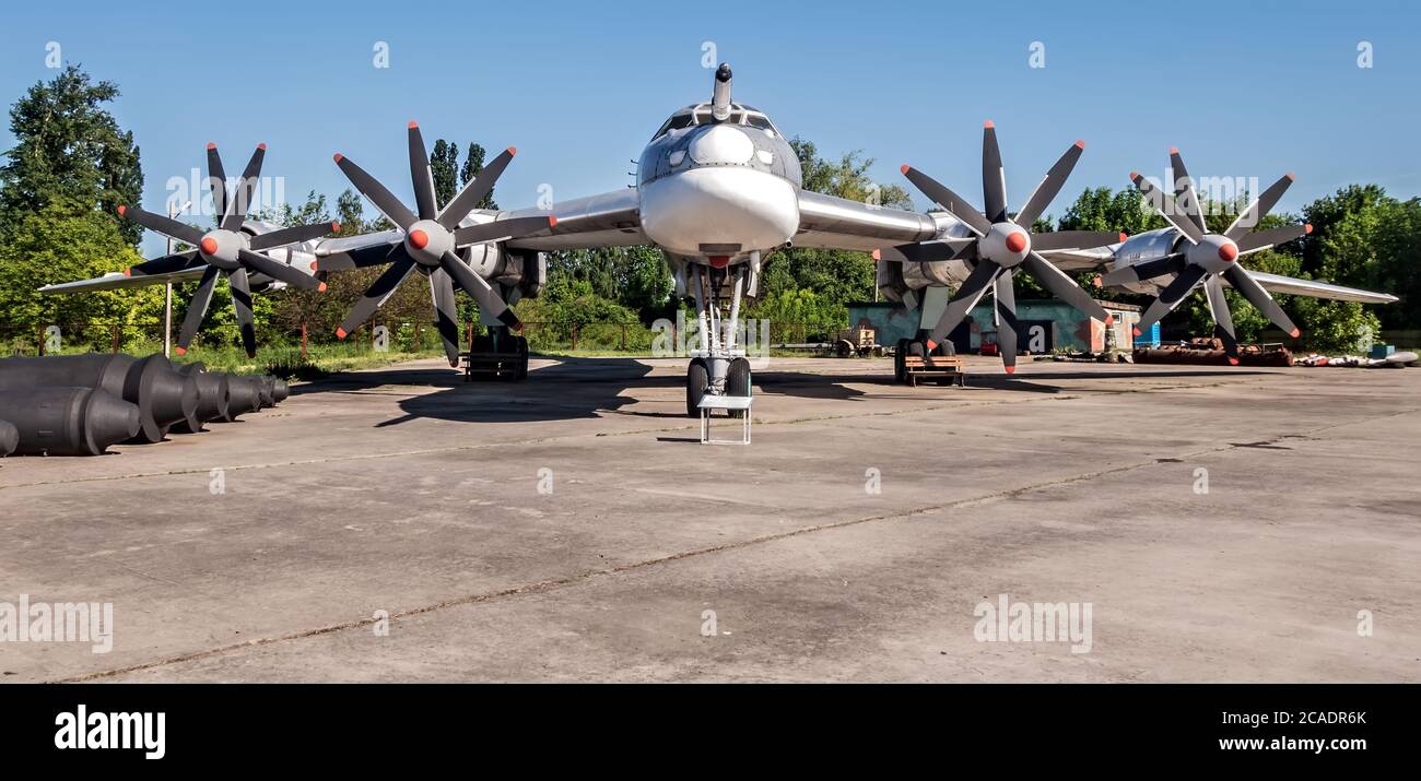 POLTAVA, UKRAINE - 19. OKTOBER 2019: Tupolev TU-95 Bär. Russian Aerospace Forces vier-Motor-Turboprop angetrieben strategische Bomberrakete. Poltava Nati Stockfoto