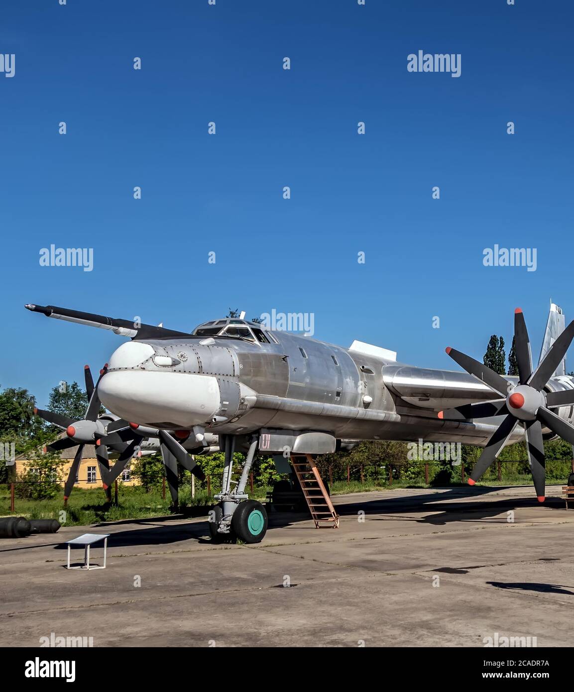POLTAVA, UKRAINE - 19. OKTOBER 2019: Tupolev TU-95, NATO Bear, Russian Aerospace Forces vier-Motor-Turboprop angetrieben strategischen Bomber Raketenplatte Stockfoto