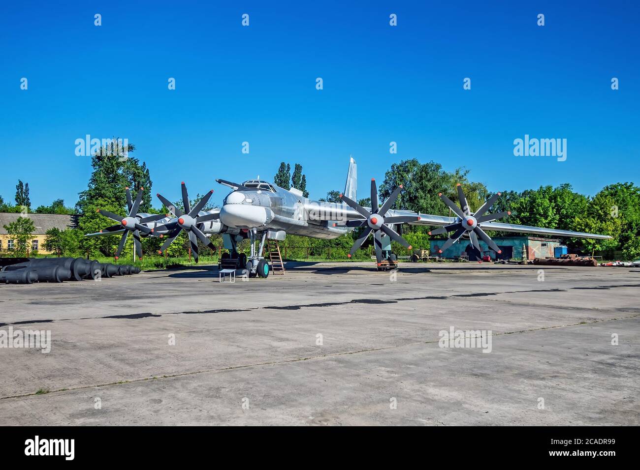 POLTAVA, UKRAINE - 19. OKTOBER 2019: Tupolev TU-95 Bear Russian Bomber, viermotorige Turboprop-angetriebene strategische Bomberrakete Plattform. Poltava Natio Stockfoto