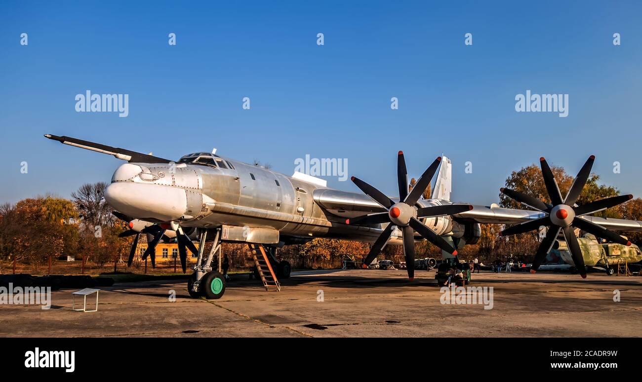 POLTAVA, UKRAINE - 19. OKTOBER 2019: Tupolev TU-95 Bär. Russian Aerospace Forces vier-Motor-Turboprop angetrieben strategische Bomberrakete. Poltava Nati Stockfoto