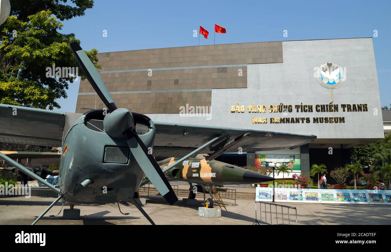 HO CHI MINH STADT, VIETNAM - 25. JANUAR 2015: War Remnants Museum. Armeeflugzeug US-LUFTWAFFE in der Nähe des Eingangs Saigon Remnants Museum während des Th gefangen genommen Stockfoto