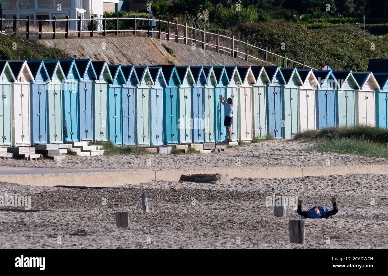 Eine Reihe von bunten Strandhütten in Avon Beach, Mudeford, bei Christchurch, Dorset, Großbritannien Stockfoto