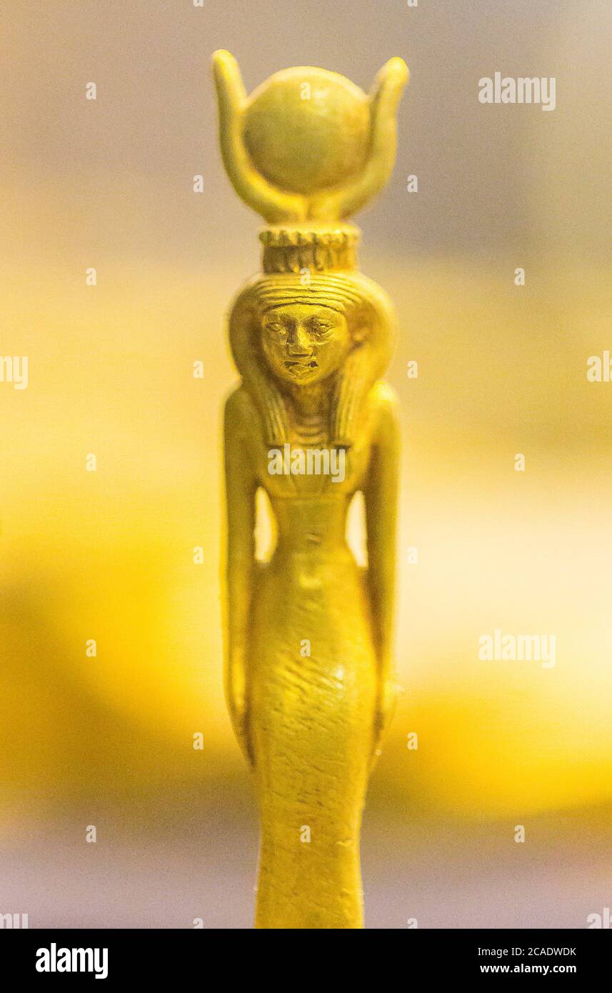Ägypten, Kairo, Ägyptisches Museum, Goldstatuette einer Göttin mit einer Krone des Hathorus. Stockfoto