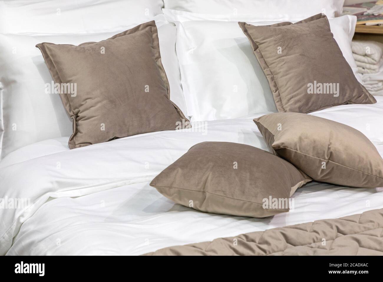Viele Kissen im großen Bett Home Dekor Stockfoto