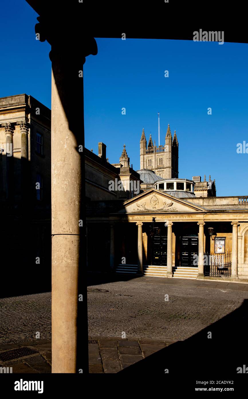 Fassade der römischen Bäder mit Bath Abbey hinter in Bath, England, Großbritannien. Stockfoto