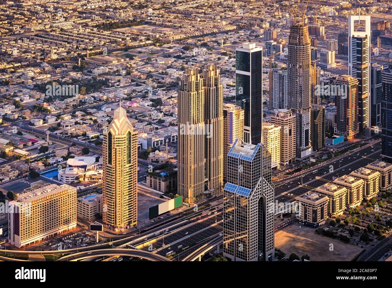 Luftaufnahme der Wolkenkratzer entlang der Sheikh Zayed Road in Dubai, VAE Stockfoto