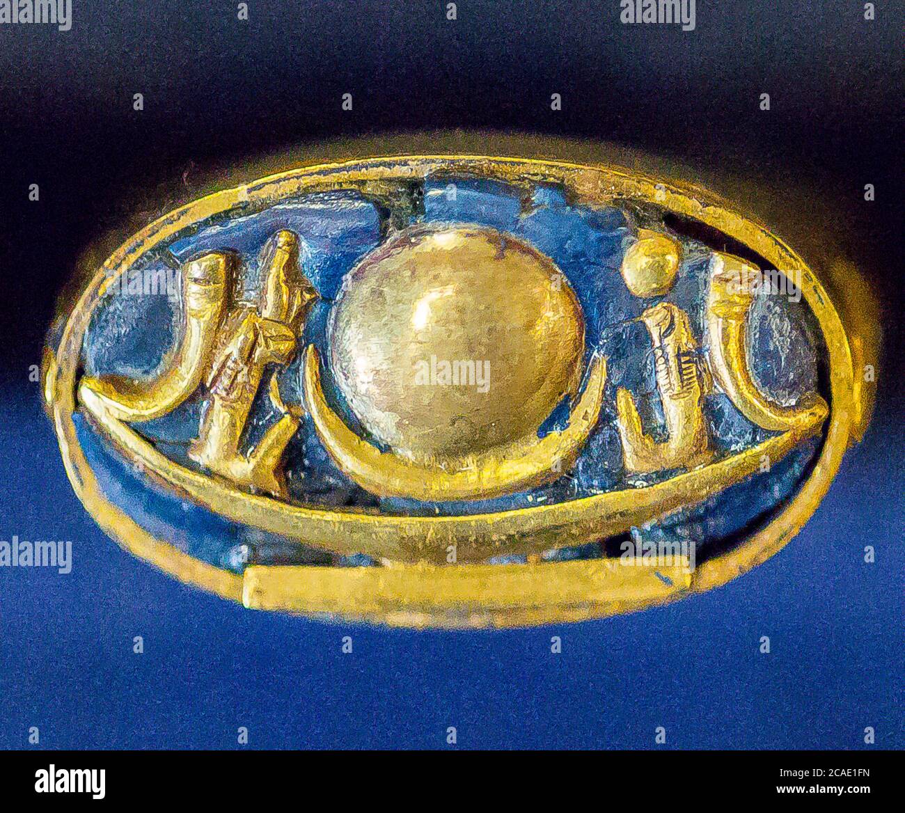 Ägypten, Kairo, Tutanchamon Schmuck, aus seinem Grab in Luxor : Ring mit einer Sonnenbarke und 2 Gottheiten. Stockfoto