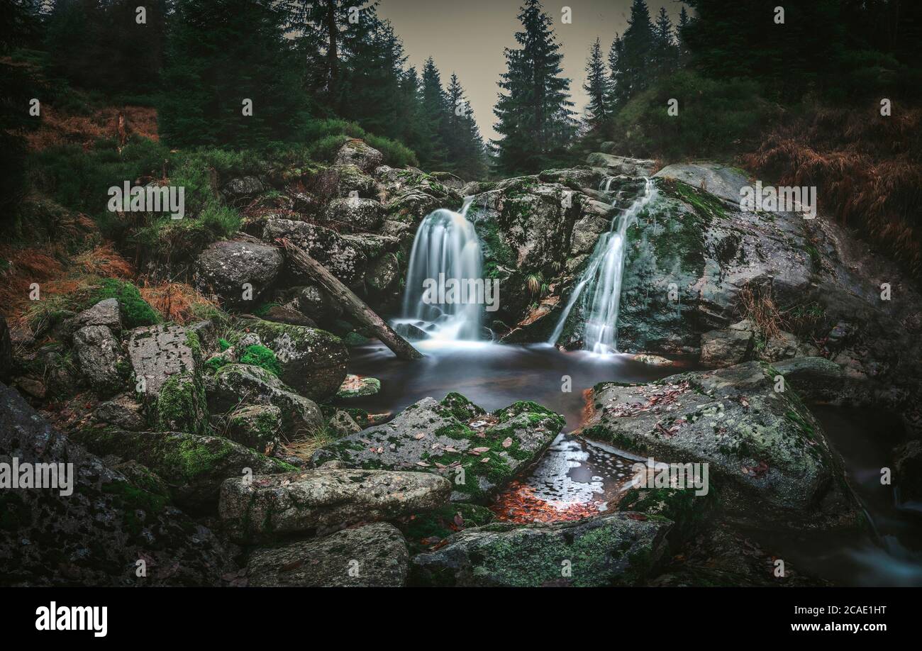 Wasserfall auf White Smeda, Wasserfall auf Bila Smeda im Isergebirge Tschechien, das beste Foto. Stockfoto