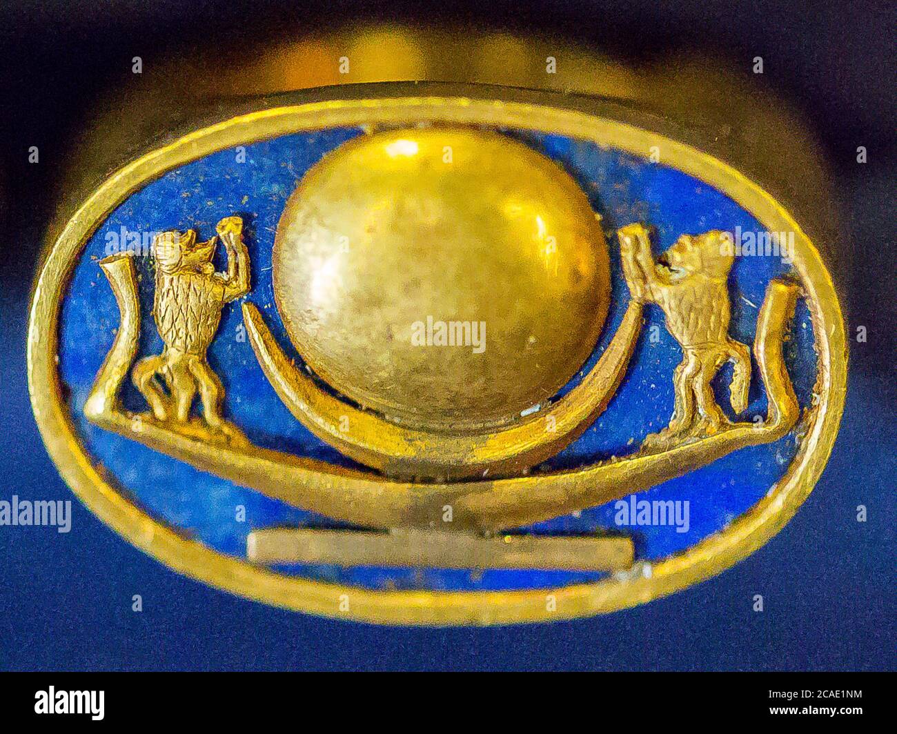 Ägypten, Kairo, Tutanchamon Schmuck, aus seinem Grab in Luxor : Ring mit einer Sonnenbarke, die von Affen (Hamadryas) verehrt wird. Stockfoto